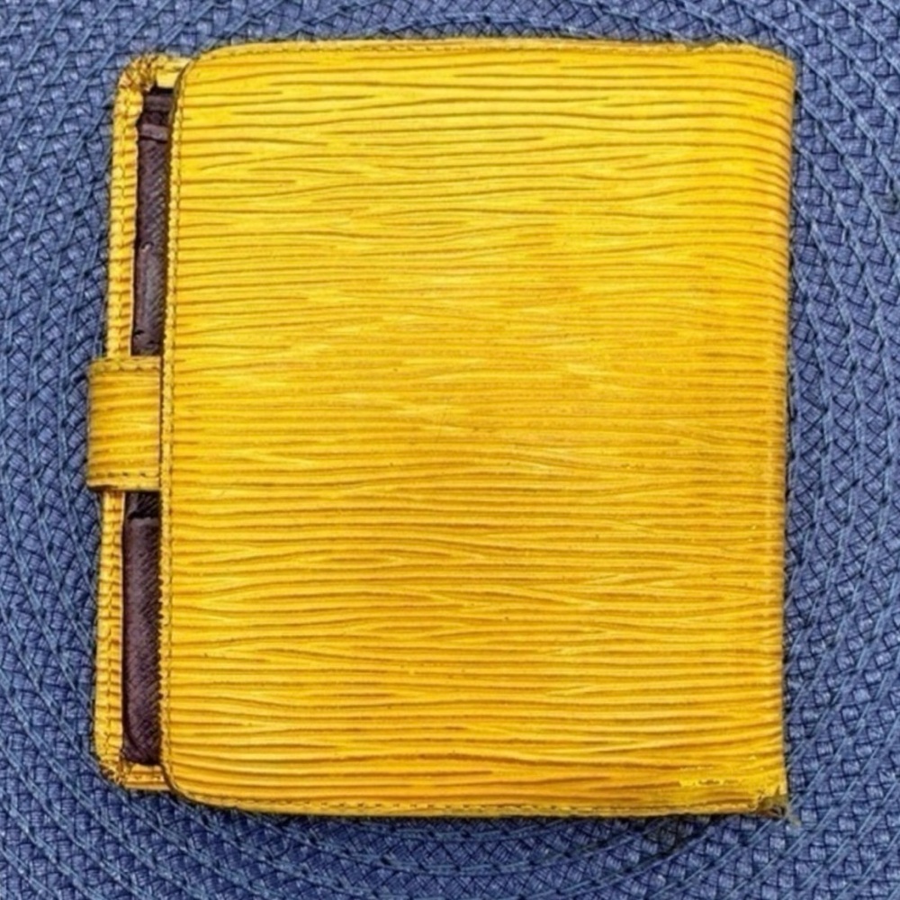 AUTHENTIC Louis Vuitton Epi Leather Bifold Wallet.Preowned.Tassel yellow. - Picture 4 of 16